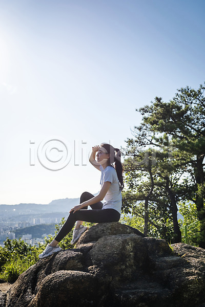 여유 휴식 20대 성인 성인여자한명만 여자 한국인 한명 JPG 옆모습 포토 건강관리 등산 라이프스타일 바위(돌) 산 산행 손들기 앉기 야외 전신 주간 하늘