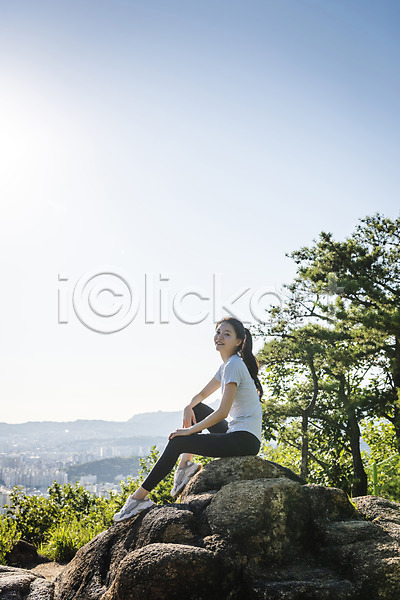 여유 휴식 20대 성인 성인여자한명만 여자 한국인 한명 JPG 옆모습 포토 건강관리 등산 라이프스타일 미소(표정) 바위(돌) 산 산행 앉기 야외 응시 전신 주간 하늘