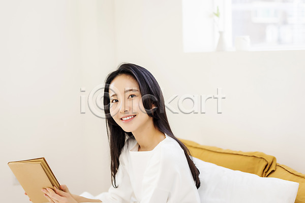 휴식 20대 성인 성인여자한명만 여자 한국인 한명 JPG 앞모습 포토 다이어리 들기 미소(표정) 뷰티 상반신 스케줄러 실내 싱글라이프 아침 우먼라이프 응시 의료성형뷰티 침대