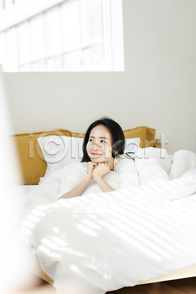 휴식 20대 성인 성인여자한명만 여자 한국인 한명 JPG 소프트포커스 앞모습 포토 미소(표정) 뷰티 상반신 실내 싱글라이프 아침 엎드리기 우먼라이프 응시 의료성형뷰티 침대 턱괴기