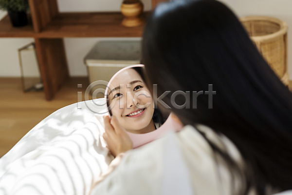 휴식 20대 성인 성인여자한명만 여자 한국인 한명 JPG 뒷모습 포토 거울 들기 미소(표정) 반사 뷰티 상반신 실내 싱글라이프 아침 우먼라이프 응시 의료성형뷰티