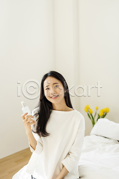 휴식 20대 성인 성인여자한명만 여자 한국인 한명 JPG 앞모습 포토 꽃 들기 미소(표정) 뷰티 상반신 실내 싱글라이프 우먼라이프 응시 의료성형뷰티 화장품