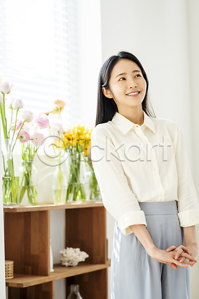 휴식 20대 성인 성인여자한명만 여자 한국인 한명 JPG 앞모습 포토 꽃 꽃반지 뷰티 상반신 선반 실내 싱글라이프 우먼라이프 응시 의료성형뷰티 창가