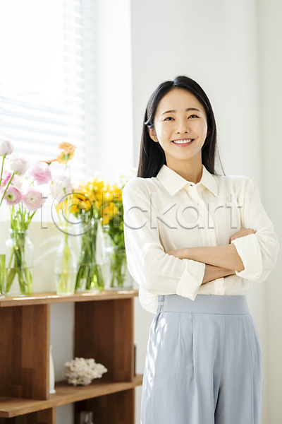 휴식 20대 성인 성인여자한명만 여자 한국인 한명 JPG 아웃포커스 앞모습 포토 꽃 꽃병 미소(표정) 뷰티 상반신 실내 싱글라이프 우먼라이프 응시 의료성형뷰티 창가 팔짱