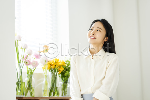 휴식 20대 성인 성인여자한명만 여자 한국인 한명 JPG 앞모습 포토 미소(표정) 뷰티 상반신 실내 싱글라이프 우먼라이프 응시 의료성형뷰티 창가