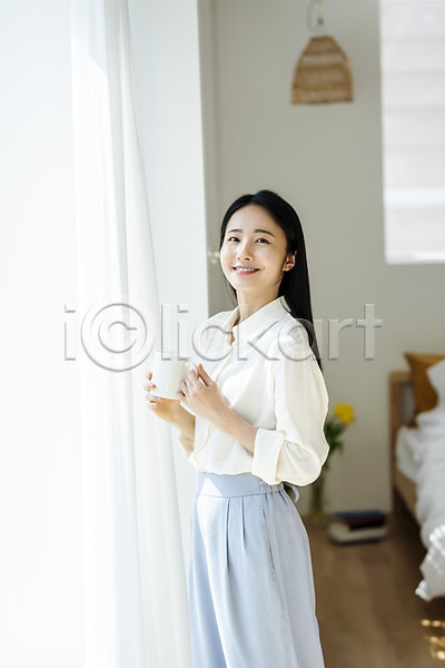 휴식 20대 성인 성인여자한명만 여자 한국인 한명 JPG 옆모습 포토 들기 미소(표정) 뷰티 상반신 실내 싱글라이프 우먼라이프 응시 의료성형뷰티 창가 커피잔