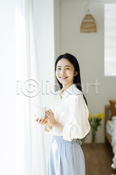 휴식 20대 성인 성인여자한명만 여자 한국인 한명 JPG 아웃포커스 앞모습 포토 들기 미소(표정) 뷰티 상반신 실내 싱글라이프 우먼라이프 응시 의료성형뷰티 창가 커피잔