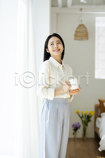 휴식 20대 성인 성인여자한명만 여자 한국인 한명 JPG 옆모습 포토 들기 미소(표정) 뷰티 상반신 실내 싱글라이프 우먼라이프 응시 의료성형뷰티 창가 커피잔