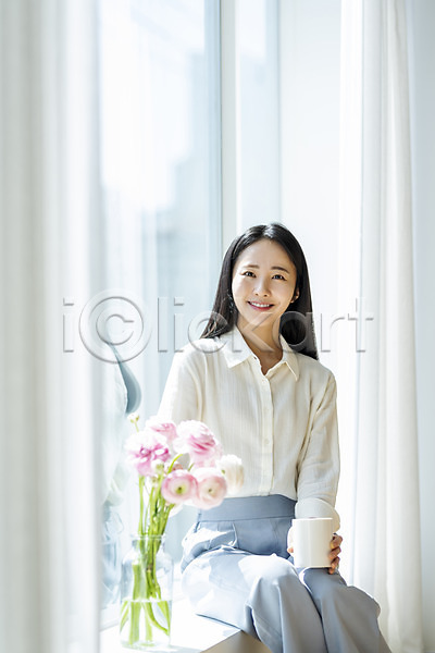 휴식 20대 성인 성인여자한명만 여자 한국인 한명 JPG 앞모습 포토 꽃병 라넌큘러스 머그컵 미소(표정) 뷰티 상반신 실내 싱글라이프 앉기 우먼라이프 응시 의료성형뷰티 주간 창가 창문