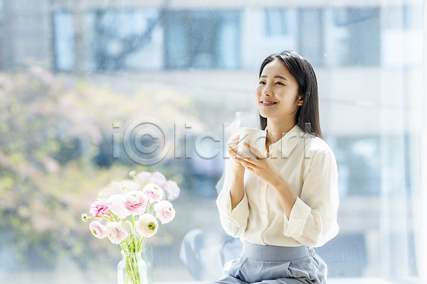 휴식 20대 성인 성인여자한명만 여자 한국인 한명 JPG 앞모습 포토 꽃병 들기 라넌큘러스 머그컵 미소(표정) 뷰티 상반신 실내 싱글라이프 앉기 우먼라이프 의료성형뷰티 주간 창가 창문