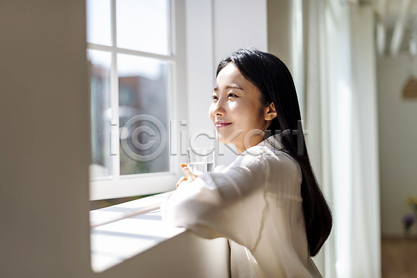 휴식 20대 성인 성인여자한명만 여자 한국인 한명 JPG 아웃포커스 옆모습 포토 기댐 미소(표정) 뷰티 상반신 실내 싱글라이프 우먼라이프 응시 의료성형뷰티 주간 창가 창문