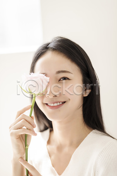 휴식 20대 성인 성인여자한명만 여자 한국인 한명 JPG 앞모습 포토 눈가림 들기 미소(표정) 뷰티 상반신 실내 싱글라이프 우먼라이프 응시 의료성형뷰티 장미