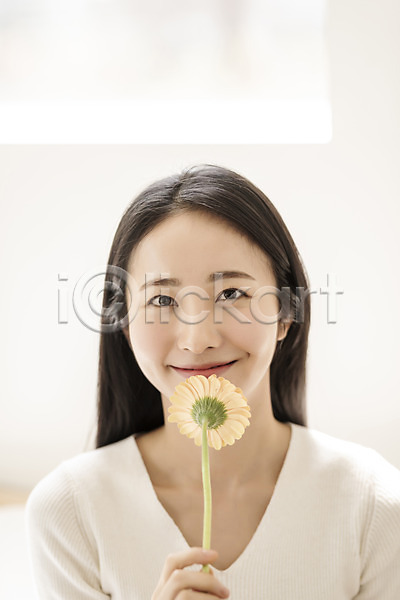 휴식 20대 성인 성인여자한명만 여자 한국인 한명 JPG 앞모습 포토 거베라 들기 미소(표정) 뷰티 상반신 실내 싱글라이프 우먼라이프 응시 의료성형뷰티