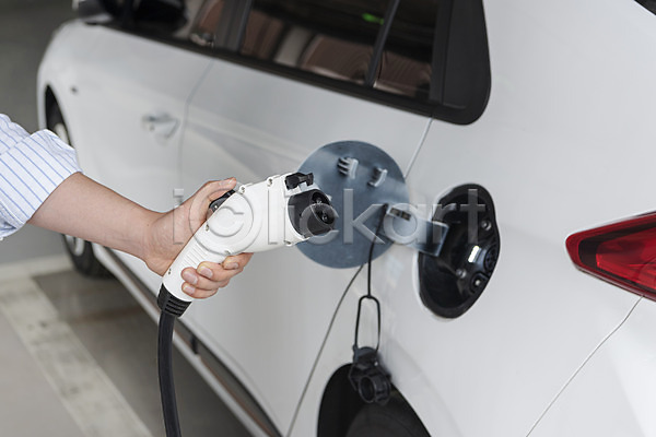 신체부위 JPG 포토 그린에너지 들기 손 야외 전기자동차 전기충전 주간 주차장 충전기 충전소 친환경