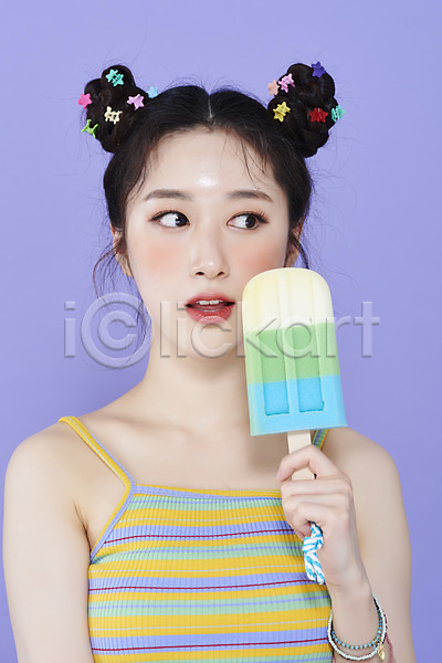 귀여움 청순 20대 성인 성인여자한명만 여자 한국인 한명 JPG 앞모습 포토 들기 막대아이스크림 머리핀 보라색배경 뷰티 상반신 스튜디오촬영 스펀지 실내 응시 의료성형뷰티 키치 화장