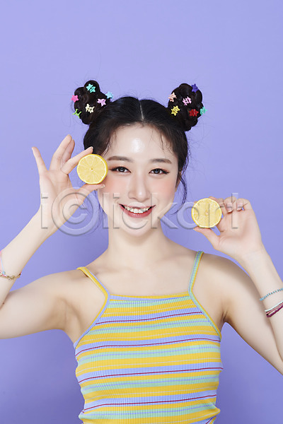 귀여움 청순 20대 성인 성인여자한명만 여자 한국인 한명 JPG 앞모습 포토 들기 레몬 머리핀 미소(표정) 보라색배경 뷰티 상반신 스튜디오촬영 실내 응시 의료성형뷰티 키치 화장