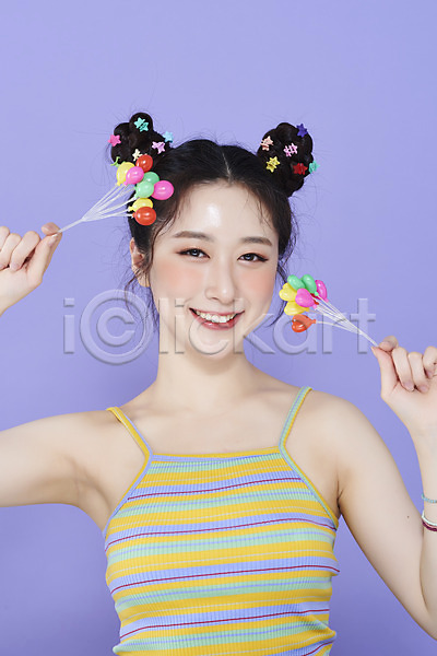 귀여움 청순 20대 성인 성인여자한명만 여자 한국인 한명 JPG 앞모습 포토 들기 머리핀 미니어처 미소(표정) 보라색배경 뷰티 상반신 스튜디오촬영 실내 응시 의료성형뷰티 키치 풍선 화장