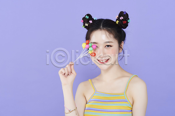 귀여움 청순 20대 성인 성인여자한명만 여자 한국인 한명 JPG 앞모습 포토 눈가림 들기 머리핀 미니어처 미소(표정) 보라색배경 뷰티 상반신 스튜디오촬영 실내 응시 의료성형뷰티 키치 풍선 화장