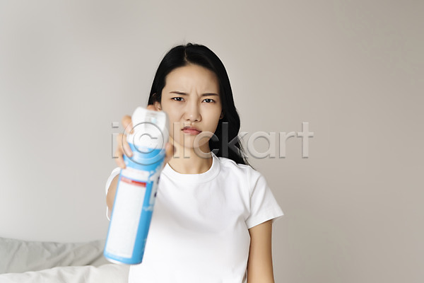 20대 성인 성인여자한명만 여자 한국인 한명 JPG 앞모습 포토 들기 모기 모기약 살충제 상반신 실내 싱글라이프 우먼라이프 응시 찡그림