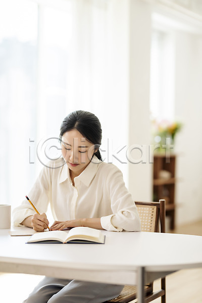 20대 성인 성인여자한명만 여자 한국인 한명 JPG 아웃포커스 앞모습 포토 기록 뷰티 상반신 실내 싱글라이프 앉기 연필 우먼라이프 의료성형뷰티 의자 작가 작업 재택근무 책 책상 프리랜서