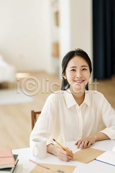 20대 성인 성인여자한명만 여자 한국인 한명 JPG 아웃포커스 앞모습 포토 기록 머그컵 미소(표정) 뷰티 상반신 실내 싱글라이프 연필 우먼라이프 원고지 응시 의료성형뷰티 작가 작업 재택근무 프리랜서