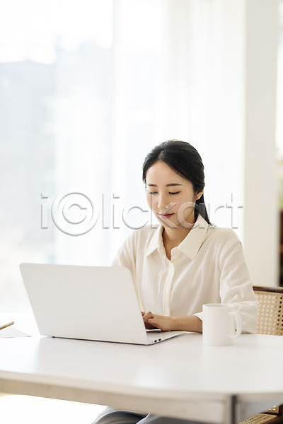 20대 성인 성인여자한명만 여자 한국인 한명 JPG 앞모습 포토 노트북 머그컵 뷰티 상반신 실내 싱글라이프 앉기 우먼라이프 의료성형뷰티 작가 작업 재택근무 책상 타이핑 프리랜서