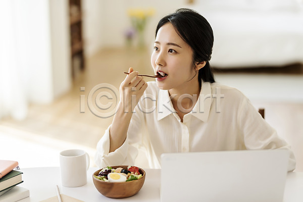 20대 성인 성인여자한명만 여자 한국인 한명 JPG 아웃포커스 앞모습 포토 노트북 들기 머그컵 먹기 뷰티 상반신 샐러드 실내 싱글라이프 우먼라이프 응시 의료성형뷰티 작가 재택근무 프리랜서