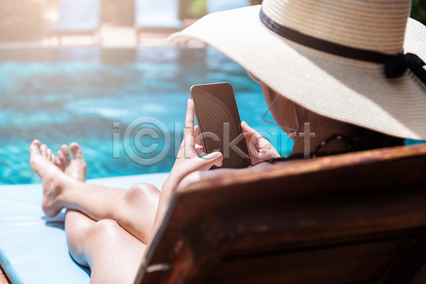 동양인 성인 성인여자한명만 여자 한명 JPG 뒷모습 포토 해외이미지 들기 비키니 수영장 스마트폰 앉기 야외 여름(계절) 우먼라이프 전신 주간 휴가 힐링