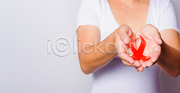 사람 성인 성인여자한명만 여자 한명 JPG 앞모습 포토 해외이미지 들기 리본 빨간색 상반신 세계에이즈의날 실내 에이즈 예방 캠페인 흰배경