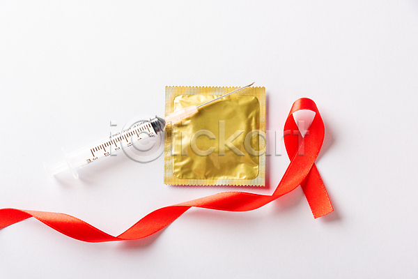 사람없음 JPG 포토 해외이미지 리본 빨간색 세계에이즈의날 실내 에이즈 예방 주사기 캠페인 콘돔 흰배경