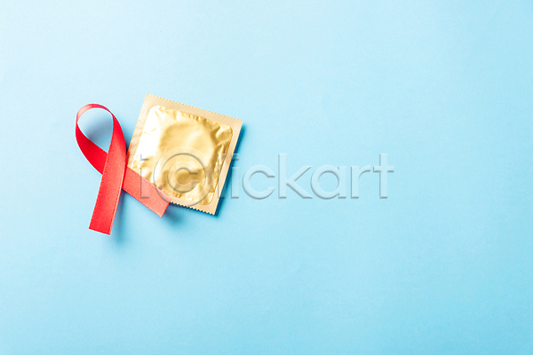 사람없음 JPG 포토 해외이미지 리본 빨간색 세계에이즈의날 실내 에이즈 예방 캠페인 콘돔 파란배경