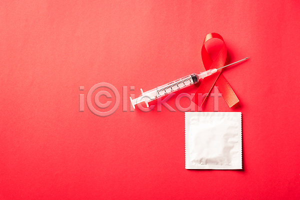 사람없음 JPG 포토 해외이미지 리본 빨간배경 빨간색 세계에이즈의날 실내 에이즈 예방 주사기 캠페인 콘돔