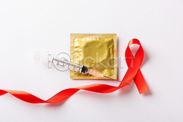 사람없음 JPG 포토 해외이미지 리본 빨간색 세계에이즈의날 실내 에이즈 예방 주사기 캠페인 콘돔 흰배경