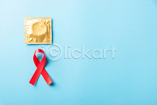 사람없음 JPG 포토 해외이미지 리본 빨간색 세계에이즈의날 실내 에이즈 예방 캠페인 콘돔 파란배경
