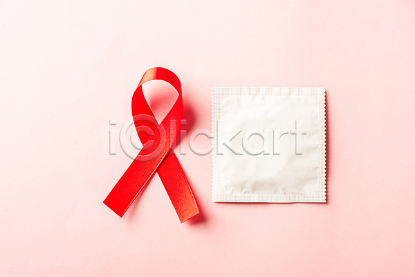 사람없음 JPG 포토 해외이미지 리본 분홍색배경 빨간색 세계에이즈의날 실내 에이즈 예방 캠페인 콘돔