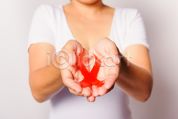 사람 성인 성인여자한명만 여자 한명 JPG 앞모습 포토 해외이미지 들기 리본 보여주기 빨간색 상반신 세계에이즈의날 실내 에이즈 예방 캠페인 흰배경