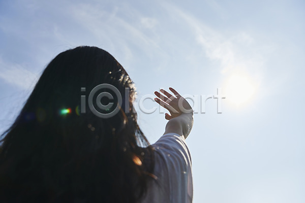 20대 성인 성인여자한명만 여자 한국인 한명 JPG 뒷모습 로우앵글 포토 가림 날씨 더위 상반신 손뻗기 야외 여름(계절) 주간 태양 하늘 햇빛