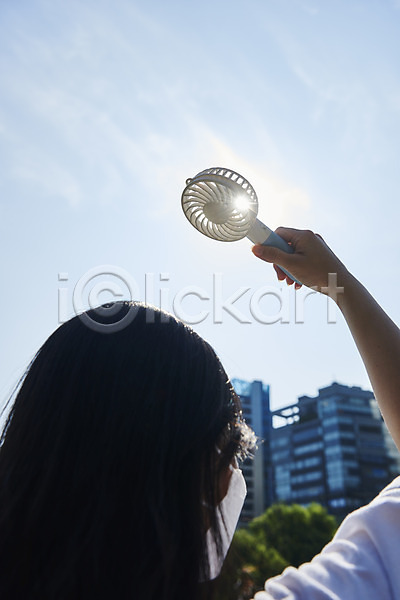 20대 성인 성인여자한명만 여자 한국인 한명 JPG 뒷모습 로우앵글 포토 날씨 더위 들기 상반신 손풍기 야외 여름(계절) 주간 태양 하늘 햇빛