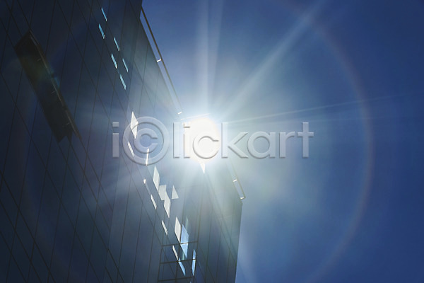 사람없음 JPG 로우앵글 포토 건물 날씨 더위 반사 빌딩 야외 여름(계절) 주간 태양 풍경(경치) 하늘 햇빛