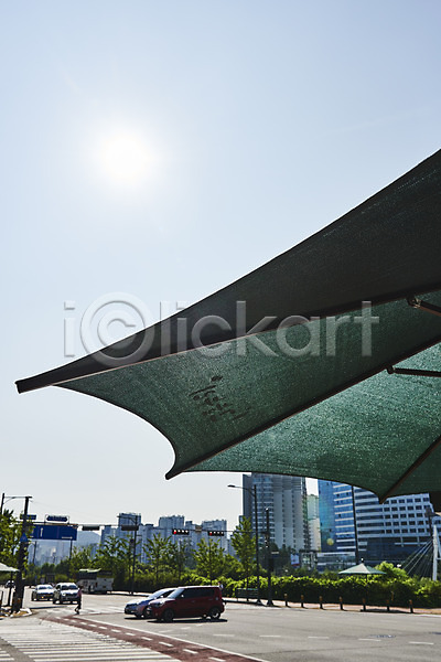 사람없음 JPG 포토 건물 그늘막 날씨 더위 도로 야외 여름(계절) 자동차 주간 태양 풍경(경치) 하늘