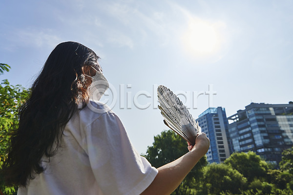 20대 성인 성인여자한명만 여자 한국인 한명 JPG 뒷모습 로우앵글 포토 날씨 더위 들기 마스크 부채 부채질 상반신 야외 여름(계절) 주간 태양 햇빛