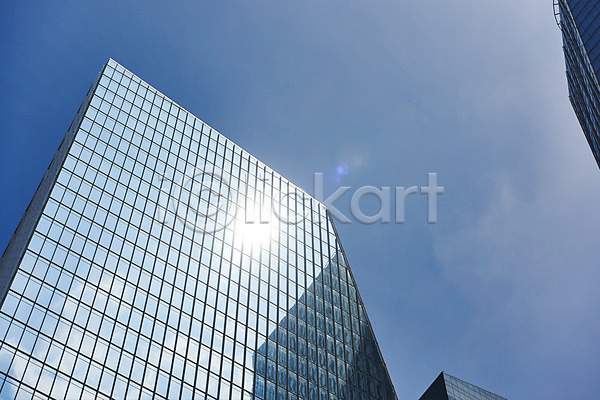 사람없음 JPG 로우앵글 포토 건물 날씨 더위 반사 빌딩 야외 여름(계절) 주간 풍경(경치) 하늘 햇빛
