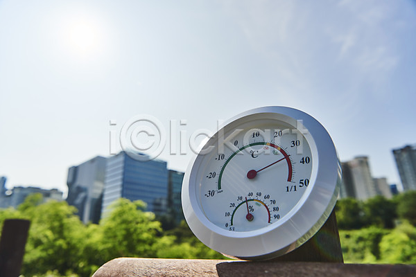 사람없음 JPG 로우앵글 아웃포커스 포토 난간 날씨 더위 야외 여름(계절) 온도계 주간 체온계 태양 풍경(경치) 하늘 햇빛