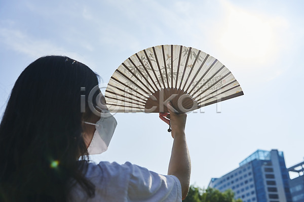 20대 성인 성인여자한명만 여자 한국인 한명 JPG 뒷모습 로우앵글 포토 가림 날씨 더위 들기 마스크 부채 상반신 야외 여름(계절) 주간 태양 하늘 햇빛