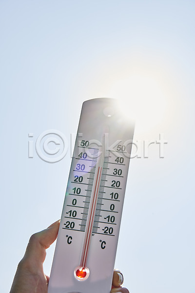 신체부위 JPG 로우앵글 포토 날씨 더위 들기 손 야외 여름(계절) 온도계 주간 체온계 태양 햇빛