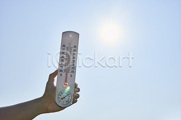 신체부위 JPG 로우앵글 포토 날씨 더위 들기 손 야외 여름(계절) 온도계 주간 체온계 태양 하늘
