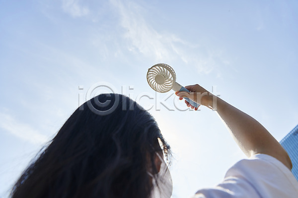 20대 성인 성인여자한명만 여자 한국인 한명 JPG 뒷모습 로우앵글 포토 날씨 더위 들기 상반신 손풍기 야외 여름(계절) 주간 하늘