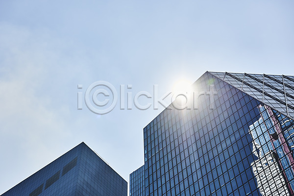 사람없음 JPG 로우앵글 포토 건물 날씨 더위 반사 빌딩 야외 여름(계절) 여의도 주간 태양 풍경(경치) 하늘 햇빛