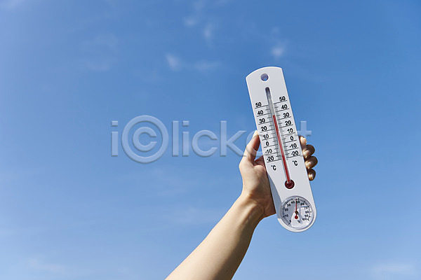 신체부위 JPG 로우앵글 포토 날씨 더위 들기 손 야외 여름(계절) 온도계 주간 체온계 하늘