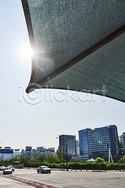 사람없음 JPG 로우앵글 포토 건물 그늘막 날씨 더위 도로 야외 여름(계절) 자동차 주간 태양 풍경(경치) 햇빛